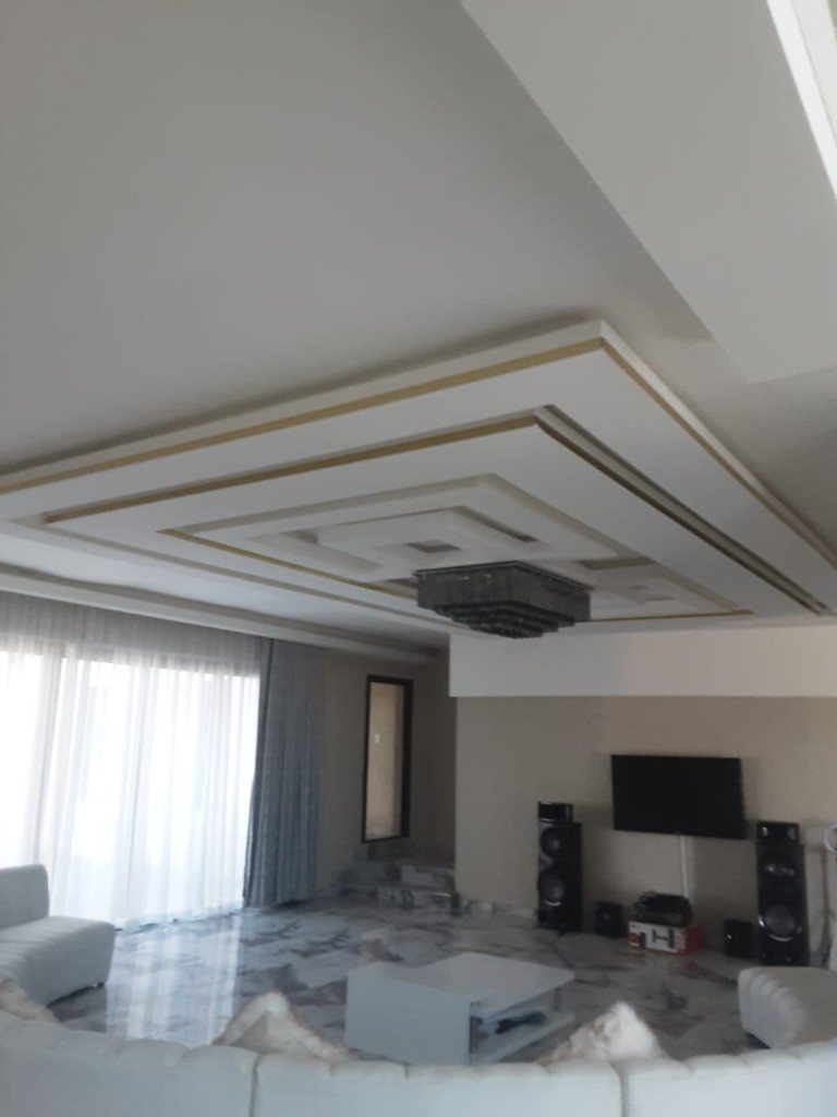 Living room tray ceiling with gold trim