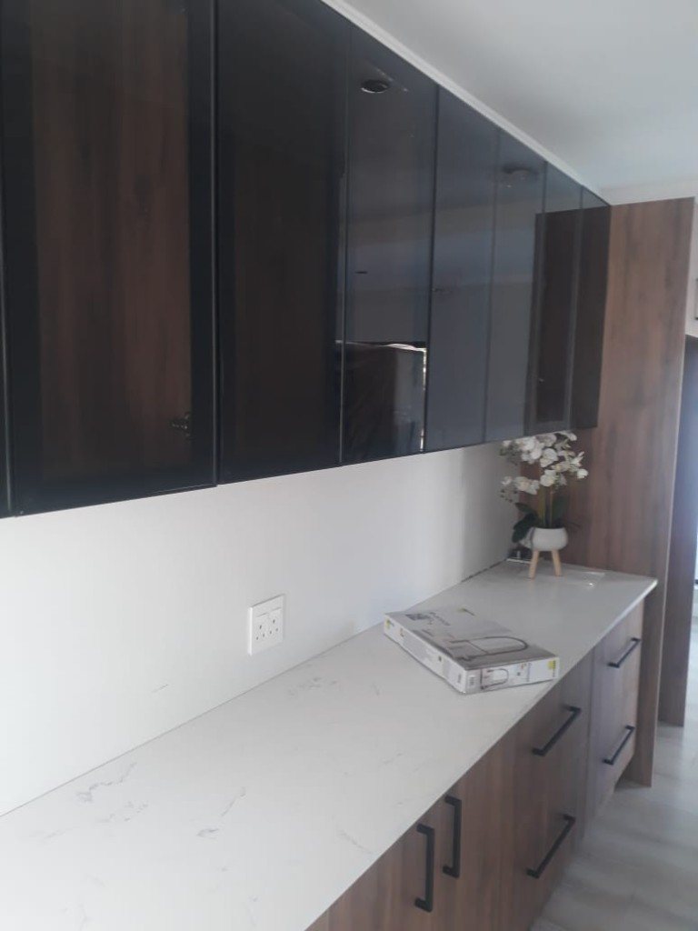 Wood-grain base cabinets and glossy dark wall cabinets