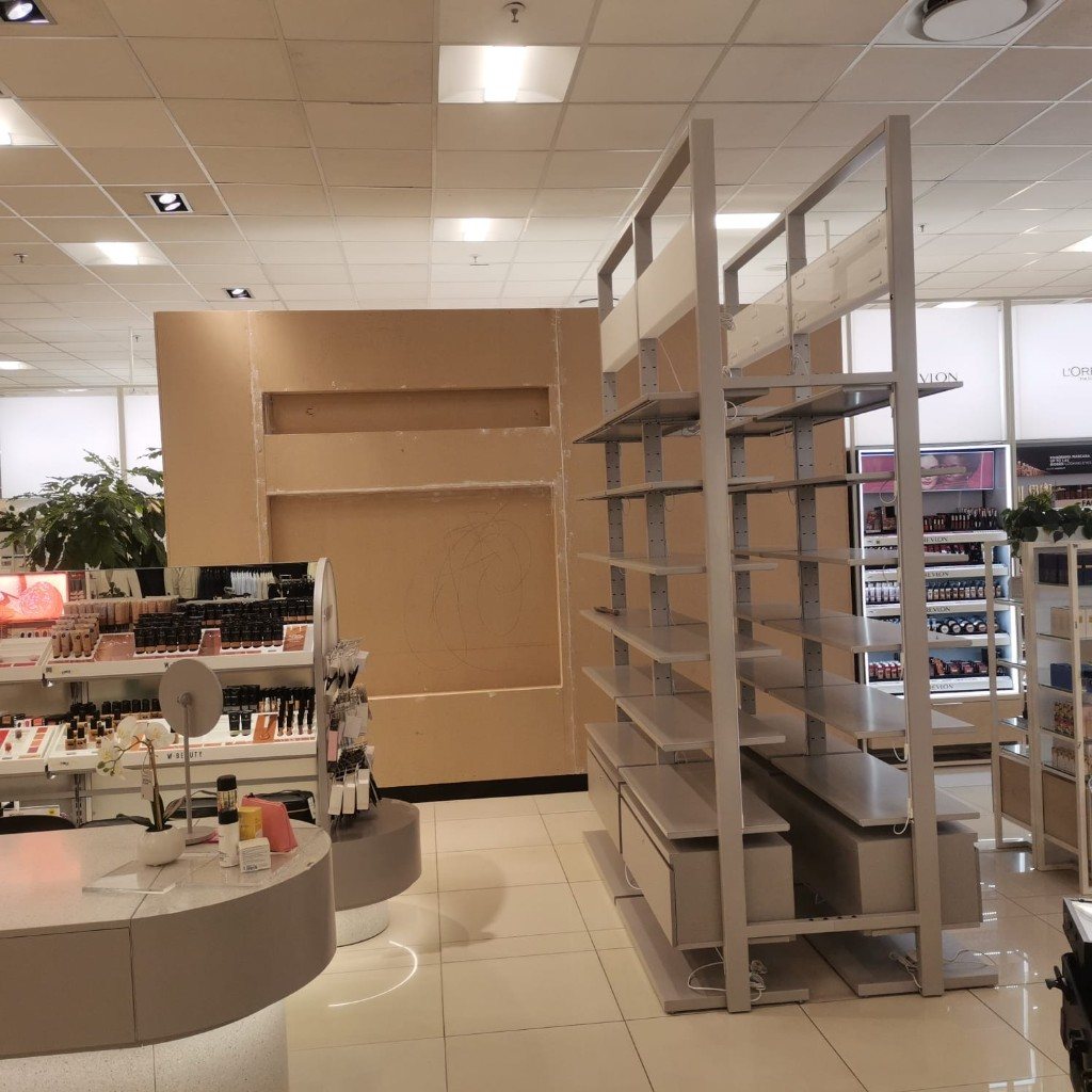 Partition with niches and a gondola during the cosmetics fit-out