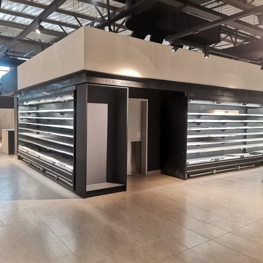 Grocery shop fitting with LED refrigerated displays